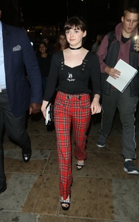 Maisie Williams feet photo thumbnail