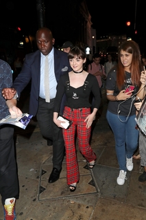 Maisie Williams feet photo thumbnail