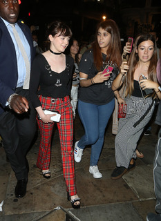 Maisie Williams feet photo thumbnail