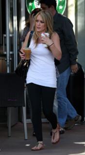 Hilary Duff feet photo thumbnail