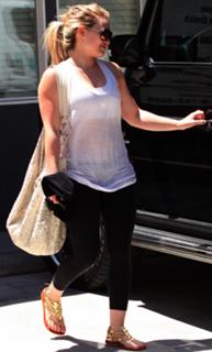 Hilary Duff feet photo thumbnail