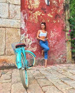 Isis Valverde feet photo thumbnail