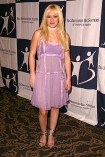 Hilary Duff feet photo thumbnail