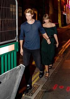 Taylor Swift feet photo thumbnail