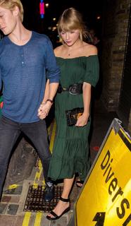 Taylor Swift feet photo thumbnail