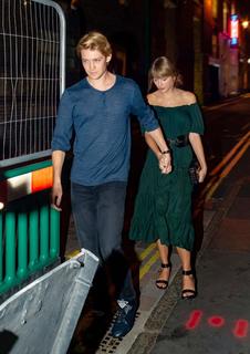 Taylor Swift feet photo thumbnail