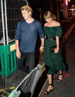 Taylor Swift feet photo thumbnail