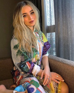 Sabrina Carpenter feet photo thumbnail
