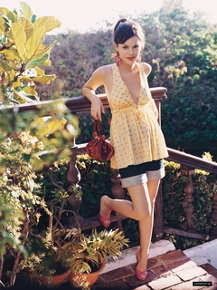 Rachel Bilson feet photo thumbnail