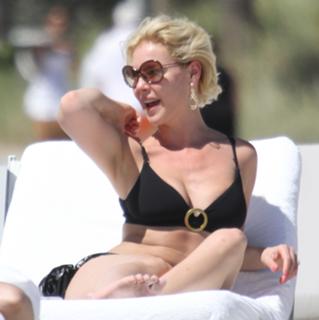 Katherine Heigl feet photo thumbnail