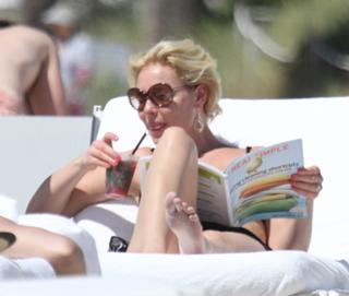 Katherine Heigl feet photo thumbnail