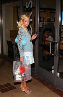 Paris Hilton feet photo thumbnail