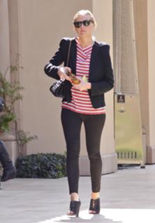 Kirsten Dunst feet photo thumbnail