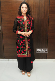 Tamannaah Bhatia feet photo thumbnail