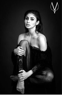 Mouni Roy feet photo thumbnail