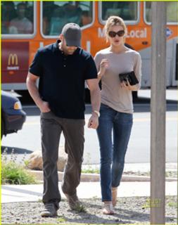 Rosie Huntington-Whiteley feet photo thumbnail