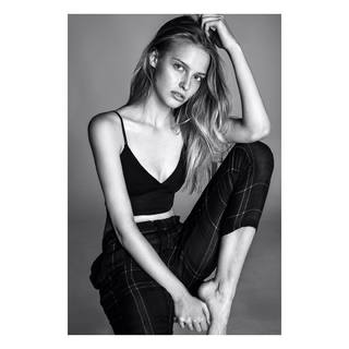 Karolina Pisarek feet photo thumbnail