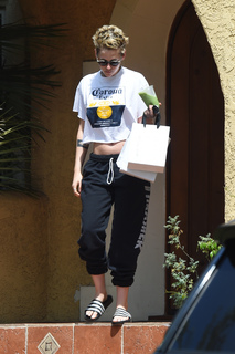 Kristen Stewart feet photo thumbnail