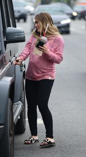 Hilary Duff feet photo thumbnail