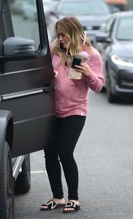 Hilary Duff feet photo thumbnail