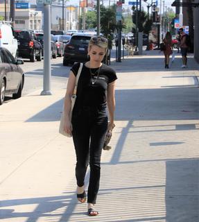 Emma Roberts feet photo thumbnail