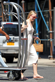 Dakota Fanning feet photo thumbnail