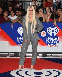 Ashlee Simpson feet photo thumbnail