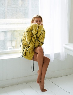 Hailey Bieber feet photo thumbnail