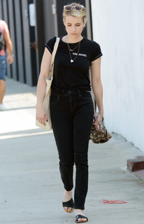 Emma Roberts feet photo thumbnail
