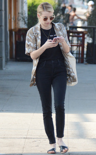 Emma Roberts feet photo thumbnail