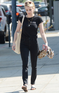 Emma Roberts feet photo thumbnail