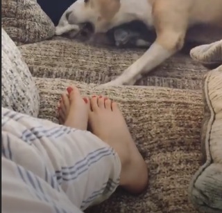 Kaley Cuoco feet photo thumbnail