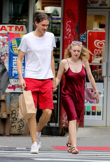 Dakota Fanning feet photo thumbnail