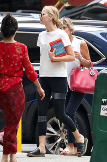 Jennifer Lawrence feet photo thumbnail
