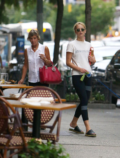 Jennifer Lawrence feet photo thumbnail