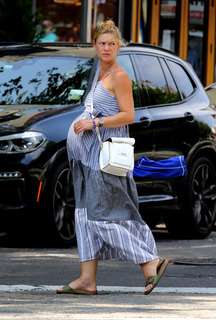 Claire Danes feet photo thumbnail