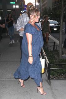 Hilary Duff feet photo thumbnail