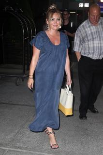 Hilary Duff feet photo thumbnail