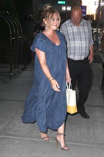 Hilary Duff feet photo thumbnail