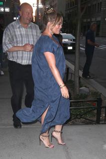 Hilary Duff feet photo thumbnail