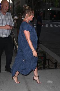 Hilary Duff feet photo thumbnail