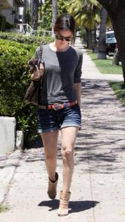 Rachel Bilson feet photo thumbnail