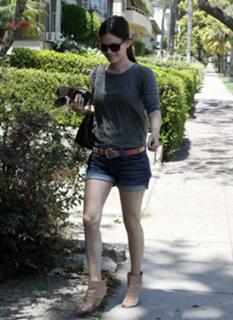 Rachel Bilson feet photo thumbnail