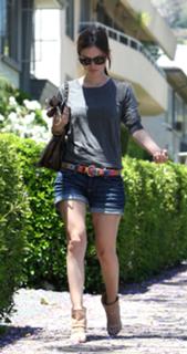 Rachel Bilson feet photo thumbnail