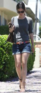 Rachel Bilson feet photo thumbnail
