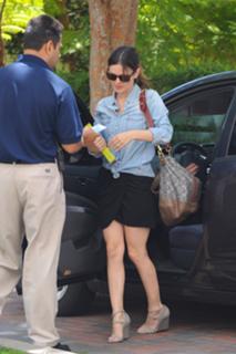 Rachel Bilson feet photo thumbnail