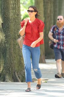 Katie Holmes feet photo thumbnail