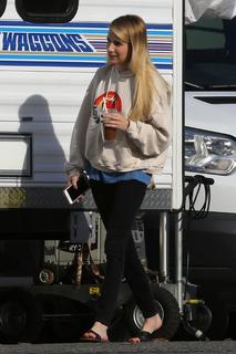 Emma Roberts feet photo thumbnail