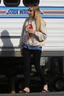 Emma Roberts feet photo thumbnail
