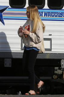 Emma Roberts feet photo thumbnail